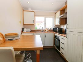 A kitchen with cabinets and appliances at Boa Vista in Bacton