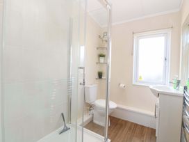 A bathroom with a shower, toilet, and washbasin at Boa Vista Bacton