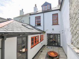 An outdoor area with a courtyard and windows at 12 Alpha Place in Appledore