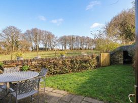 A garden with a table and chairs at Kernyk in Camelford