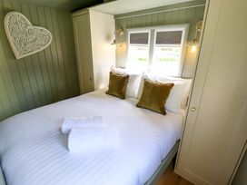 A bedroom with a bed and pillows at Primrose in Grimsby