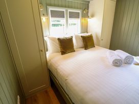 A bedroom with a bed and pillows at Primrose in Grimsby