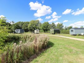 Huts on a grassy area with a pathway at Snowdrop in Grimsby