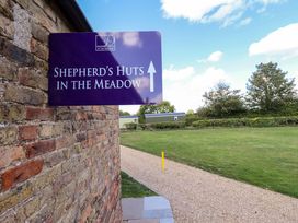 A sign directing to shepherd's huts in the meadow at Snowdrop in Grimsby