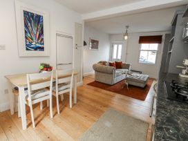 A kitchen with a dining table and seating at Fisherman’s Cottage 