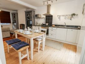 A kitchen with a dining table and chairs at Fisherman’s Cottage in 