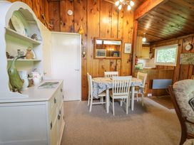 A dining room with a table and chairs at Ty Bedwen in Dinas Mawddwy