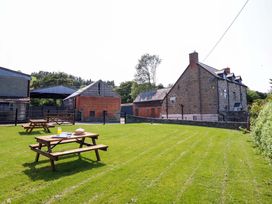 An outdoor area with a house and barn at Upper Dolarddyn in Castle Caereinion