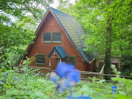 A house surrounded by trees at Lodge 68 - Fern Gully near Finlakes Holiday Park