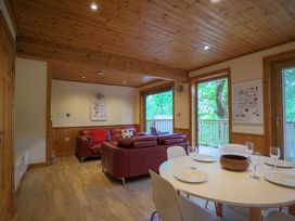 A living room with a sofa and dining table at Lodge 68 - Fern Gully near Finlakes Holiday Park near Chudleigh
