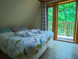 A bedroom with a bed and towels at Lodge 68 - Fern Gully near Finlakes Holiday Park