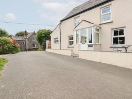 A house with a pathway and table with chairs at Glendale in Port Isaac