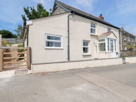A house with a gate and walkway at Glendale in Port Isaac