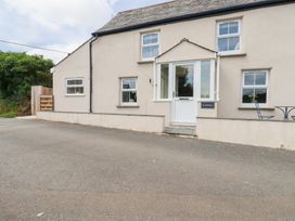A house with a gravel driveway at Glendale in Port Isaac