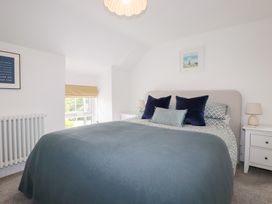 A bedroom with a bed and bedside tables at Glendale in Port Isaac
