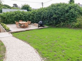 A garden with a patio set and grill at Glendale in Port Isaac