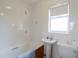 A bathroom with a bathtub, sink, and toilet at 440 California Sands