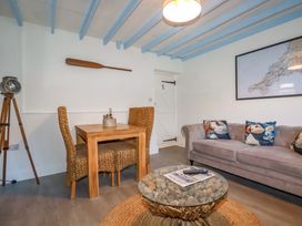 A living room with a table and chairs at Puffin Cottage in Tintagel