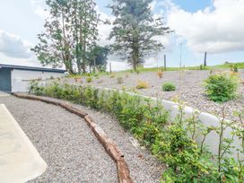 A garden with gravel and plants at Valley View House Kealkill, County Cork