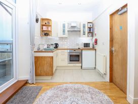 A kitchen with oven and sink at Captain’s Quarters in Porthmadog
