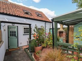 A garden with plants and a shed at Driftwood in Flamborough