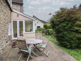 A garden with a table and chairs at Hafod in Llangollen