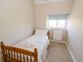 A bedroom with a single bed and a window at Bryn Hyfryd in Conwy