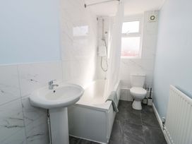 A bathroom with a bathtub, toilet, and sink at Bryn Hyfryd in Conwy