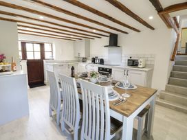 A kitchen with dining area at Cyffdy Cottage - Arenig in Bala