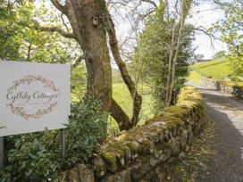 A sign for Cyffdy Cottages by a road in Arenig Bala