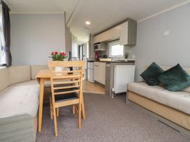 Caravan - Anglesey - 1173447 - thumbnail photo 4