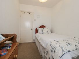 A bedroom with a single bed and chest of drawers at Shelstone in Whitby