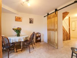 A dining room with a table and chairs at 1 Dingle Cottage Worcester