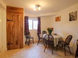 A dining area with a table and chairs at 1 Dingle Cottage Worcester