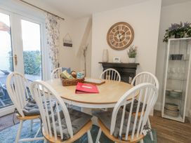 A dining room with a table and chairs at Shrimp Cottage in Brewers Quay Harbour