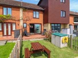 A garden with a table and chairs at Kingsmere in Norwich