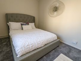 A bedroom with a bed and wall mirror at Lily's Pad in Weston, Portland
