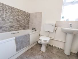 A bathroom featuring a bathtub, toilet, and sink at Lily's Pad in Weston, Portland