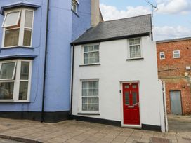 A house with a red door and windows at No.23 Queen St Aberystwyth