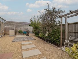 A garden with a table and chairs at 7 Cedar Drive in Preston