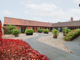 An outdoor area with pathways and plants at Willow in Wood Norton near Foulsham