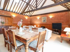 A dining room with a table and chairs at Pear Tree in Wood Norton