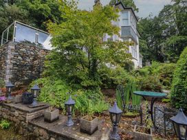 A garden with plants and seating area at High Cross in Keswick