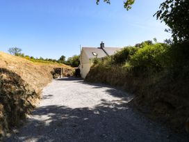 An outdoor area with a gravel driveway leading to a house at Dolcoed in Manordeilo near Llangadog