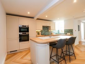 A kitchen with ovens and a central worktop at 5 Lombard Street in Porthmadog