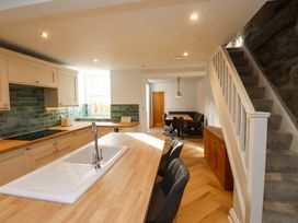 A kitchen with a table and chairs at 5 Lombard Street in Porthmadog