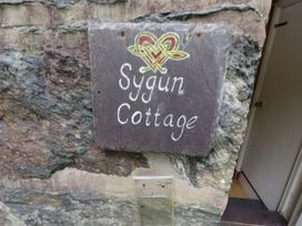 A sign for Sygun Cottage at the entrance in Nant Gwynant