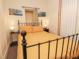 A bedroom with a bed and lamps at Tryfan Cottage in Nant Gwynant