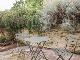 A garden with a table and chairs at Nanvivian in Feock near Truro
