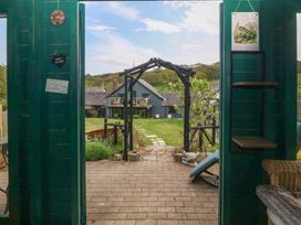 An outdoor area with a pathway and archway at Pen Glorian in Conwy